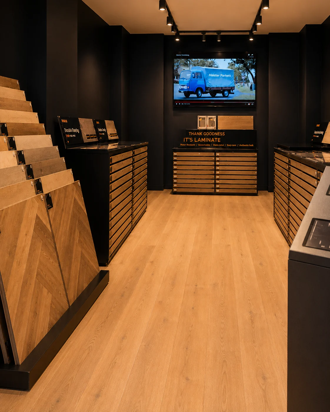 Showroom real de MEISTER Córdoba con pantalla y exposición de muestras