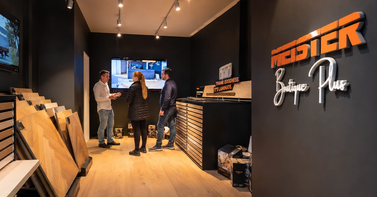 Interior real de MEISTER Córdoba con exposición de suelos, asesoramiento y rótulo Boutique Plus